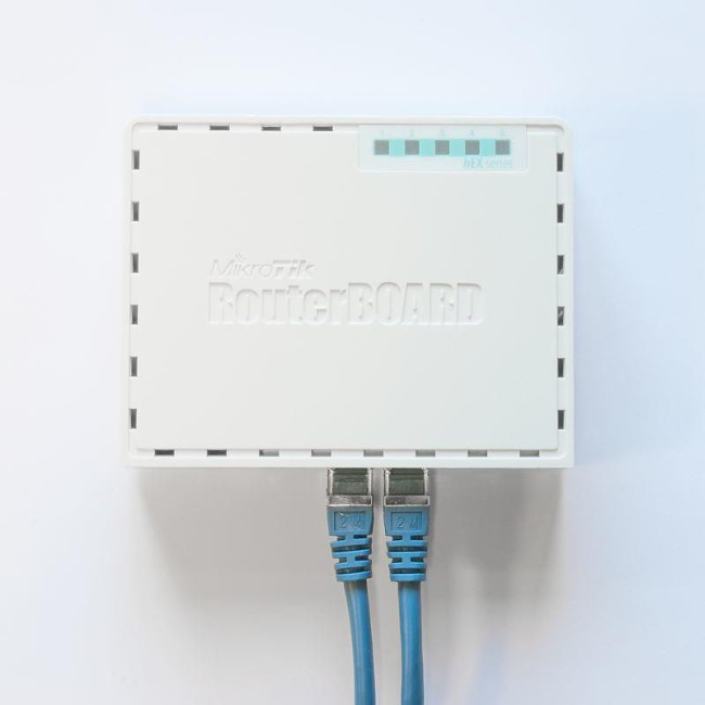 Мережевий коммутатор Ethernet з функцією маршрутизації  RB750GR3 MIKROTIK