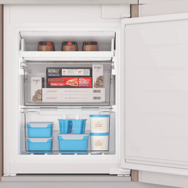 Холодильник Indesit INC20T321EU